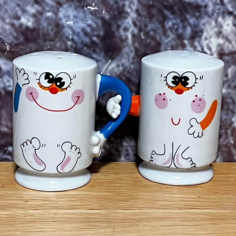 Papel Salt & Pepper Shaker set Porcelain Mug People Locking Arm Boy Girl 1976